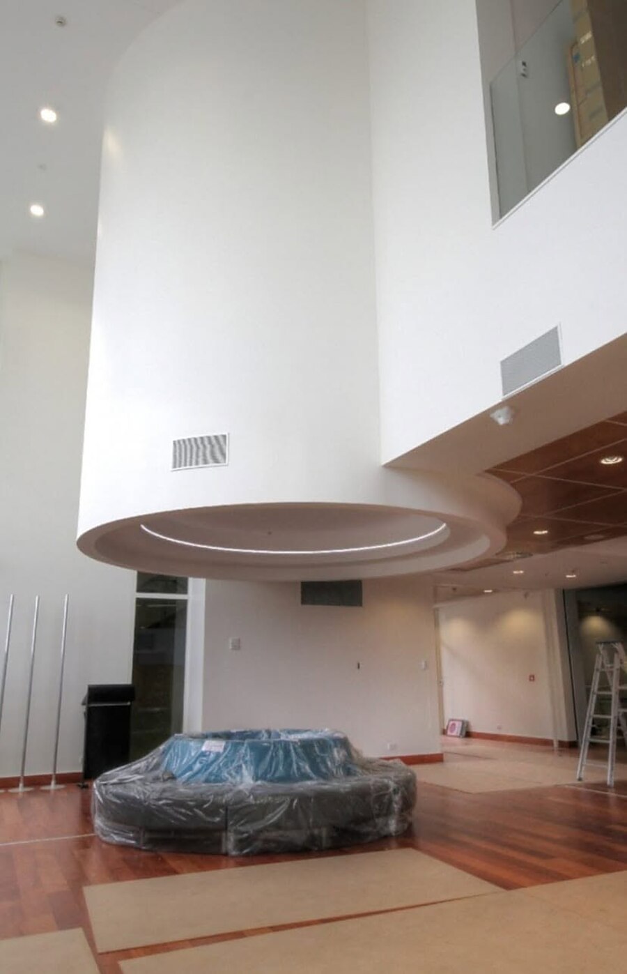 Curved plaster bulkhead and double-height ceiling void in a commercial fit-out